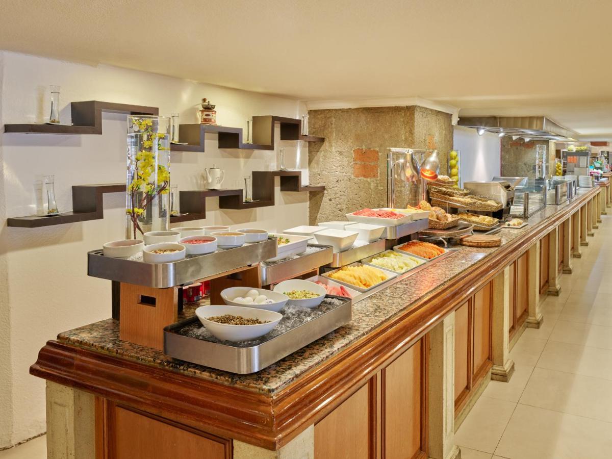 Fiesta Americana Reforma Città del Messico Esterno foto A buffet at a hotel