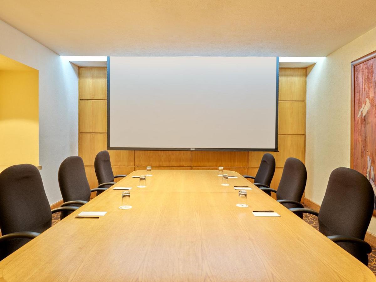 Fiesta Americana Reforma Città del Messico Esterno foto A projection screen in a meeting room