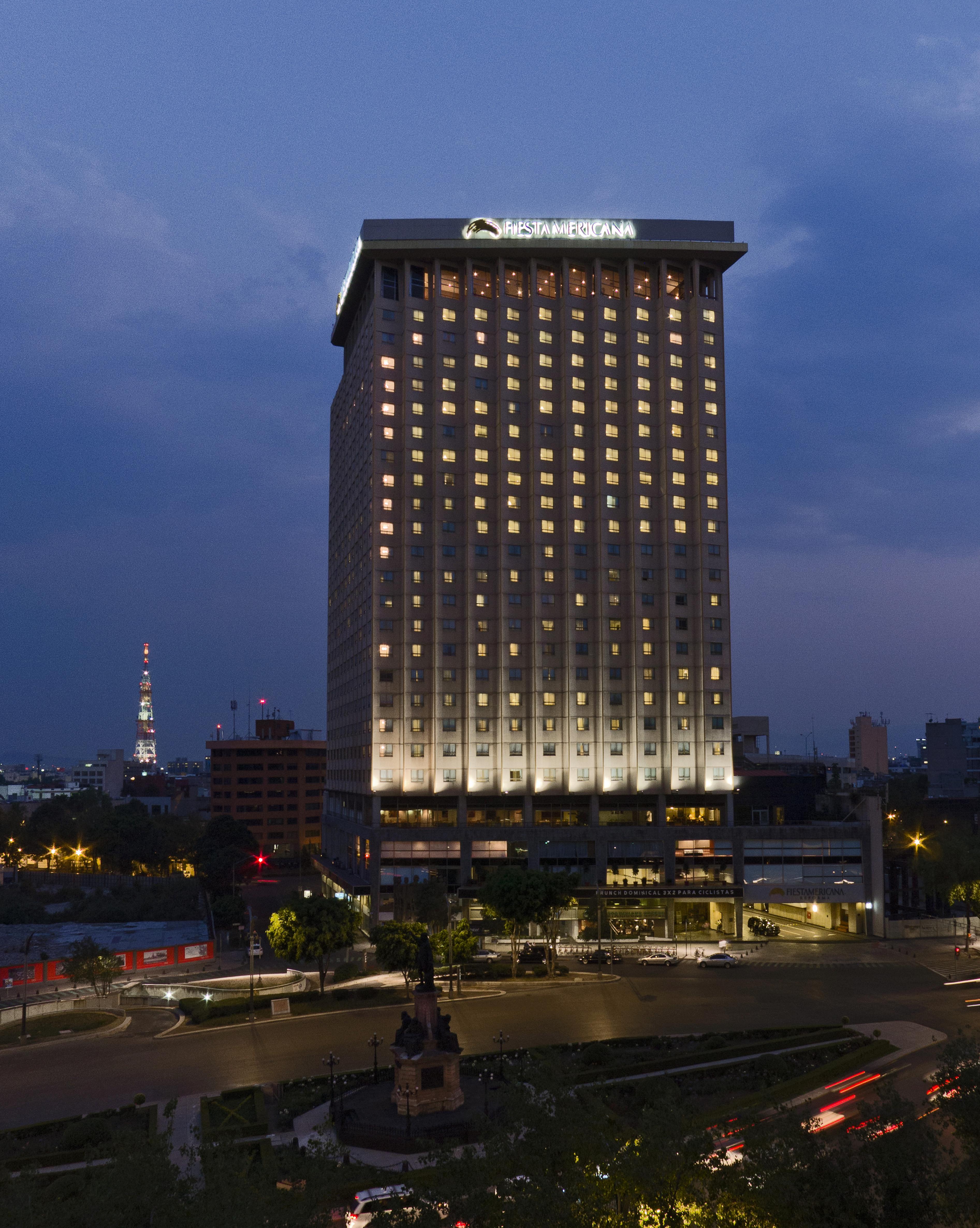 Fiesta Americana Reforma Città del Messico Esterno foto The hotel at night